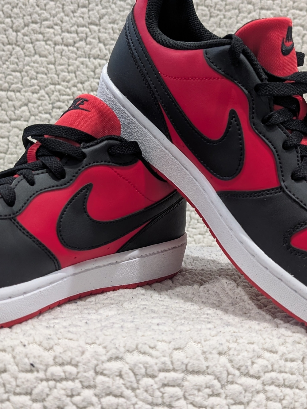 Nike Kids Low-Top Sneakers in Black & Red